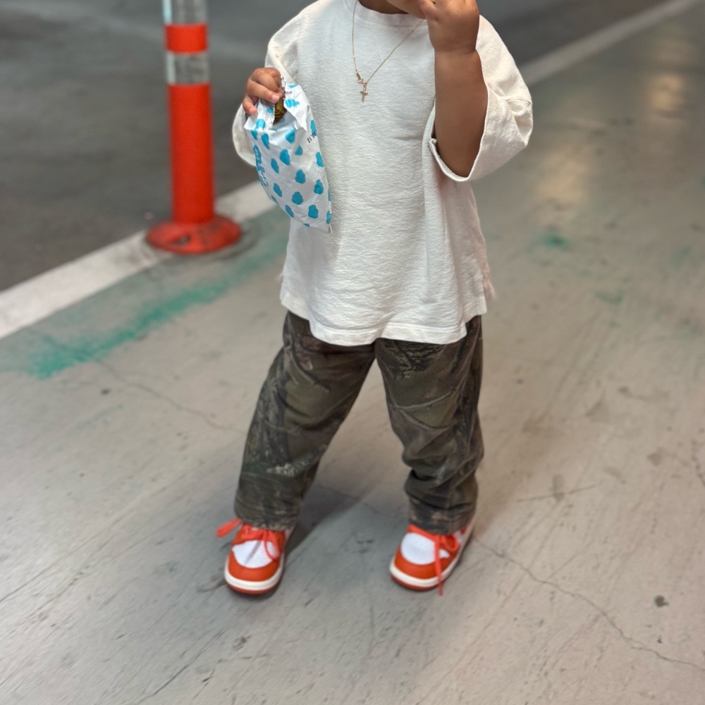 Trendy outfit SHIRT AND CAMO PANTS